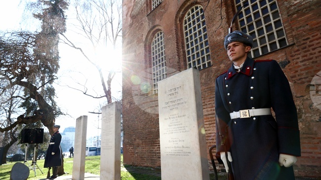 Президентът Илияна Йотова поднесе венец пред Паметните плочи на спасителите на българските евреи