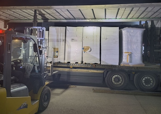 Митнически служители задържаха голямо количество заготовки за цигарени кутии и филтърна хартия