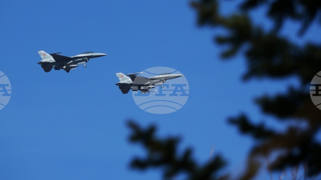 Български изтребители F-16 изпълниха учебно-тренировъчни полети на летище „Васил Левски“, съобщиха от Министерството на отбраната 