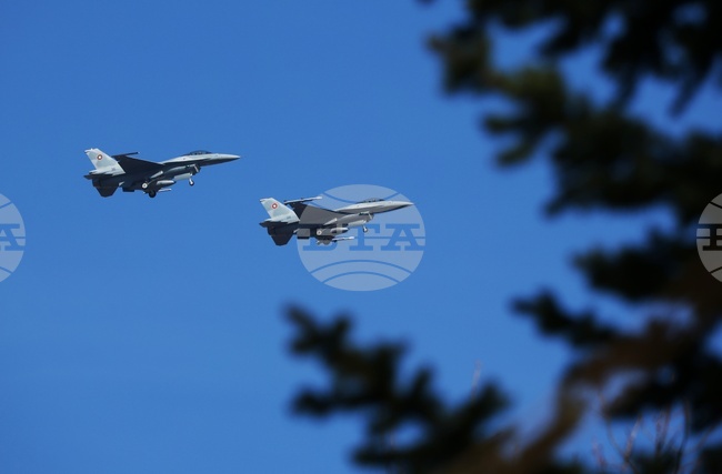 Български изтребители F-16 изпълниха учебно-тренировъчни полети на летище „Васил Левски“, съобщиха от Министерството на отбраната 