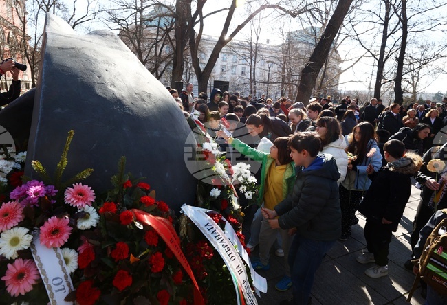 С молитва и поднасяне на венци и цветя в София бяха отбелязани 83 години от спасяването на българските евреи