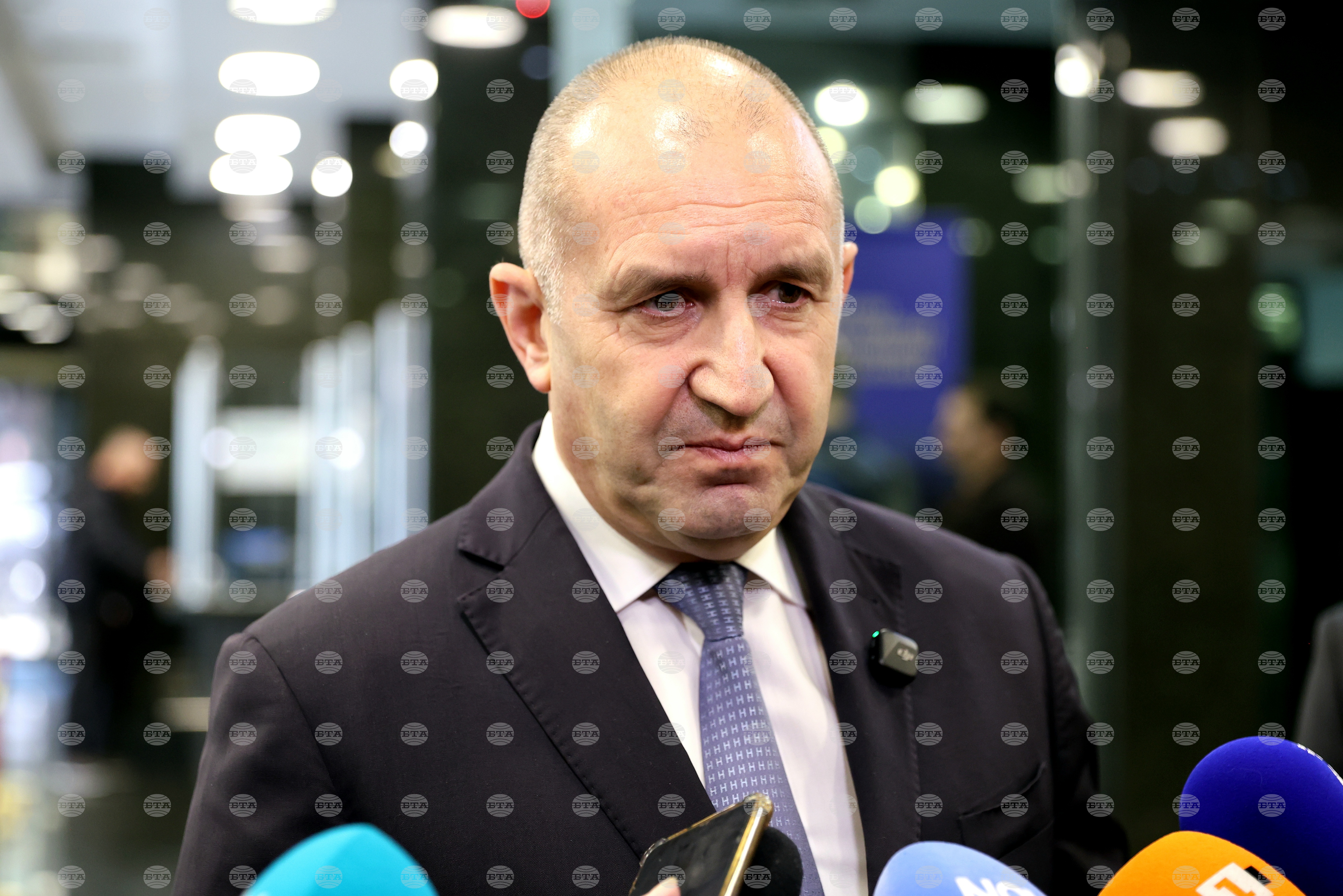 Европейският парламент се използва като инструмент от български евродепутати с ограничена политическа легитимност в собствената им страна, заяви премиерът Радев