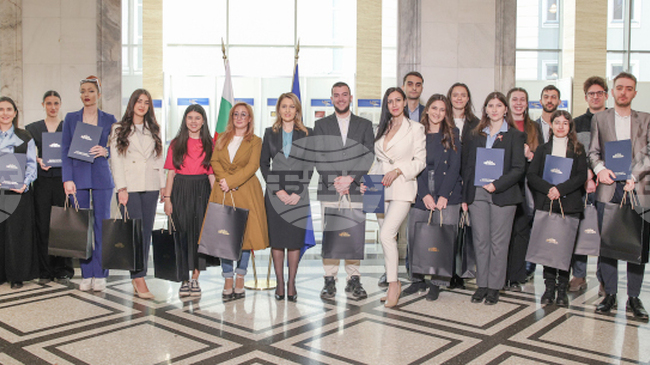 Рая Назарян връчи удостоверенията на студенти, които през последните месеци са били законодателни сътрудници в парламента