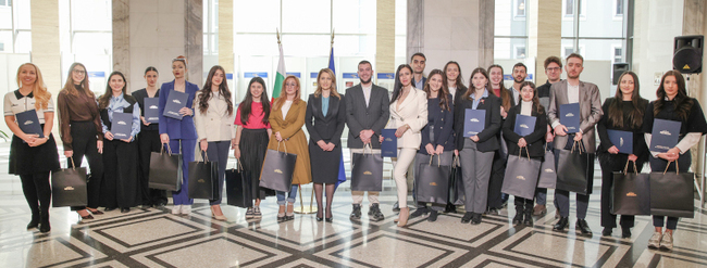 Рая Назарян връчи удостоверенията на студенти, които през последните месеци са били законодателни сътрудници в парламента