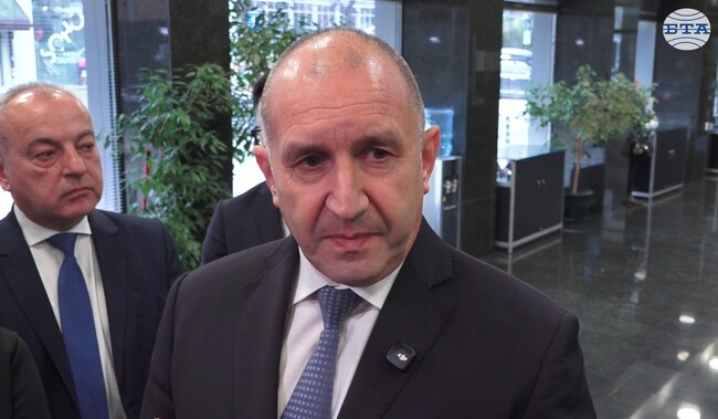 Правителството трябва да разгледа какви са реалните запаси от суров петрол, течни горива и газ, каза Румен Радев