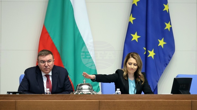 Парламентът изслушва представители на компетентните институции и на „Лукойл Нефтохим Бургас“ за доставката на горива