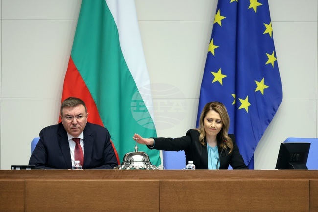 Парламентът изслушва представители на компетентните институции и на „Лукойл Нефтохим Бургас“ за доставката на горива