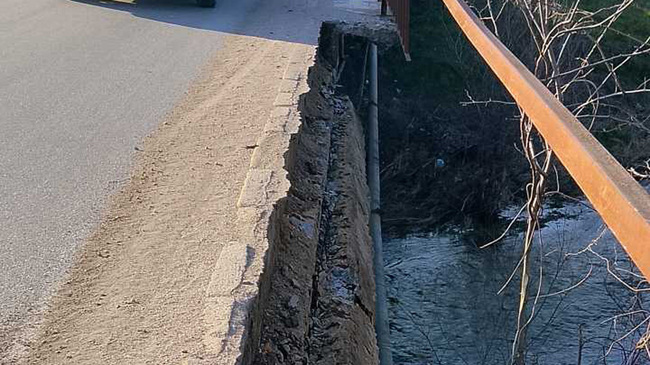 АПИ: Ограничава се движението на тежкотоварни автомобили над 12 т по път I-8 Свиленград - Капитан Андреево, в област Хасково