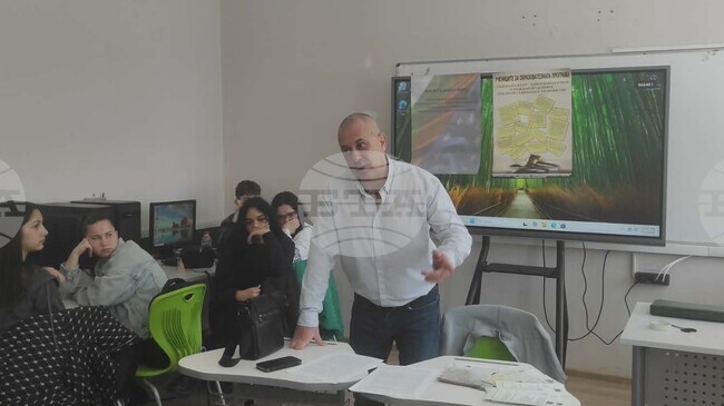 За разликите между наказателното правосъдие за деца и пълнолетни говори пред гимназисти заместник-окръжният прокурор на Търговище 