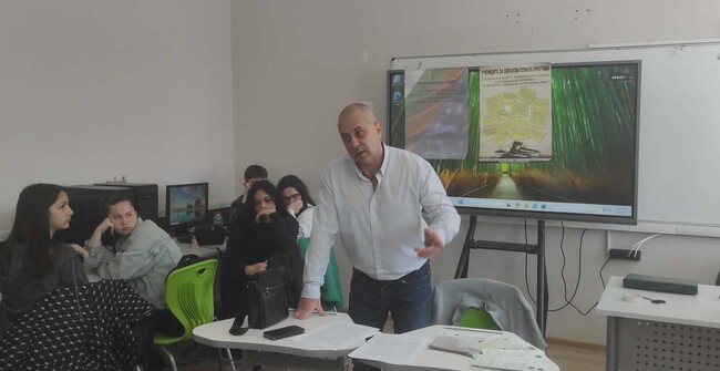 За разликите между наказателното правосъдие за деца и пълнолетни говори пред гимназисти заместник-окръжният прокурор на Търговище 