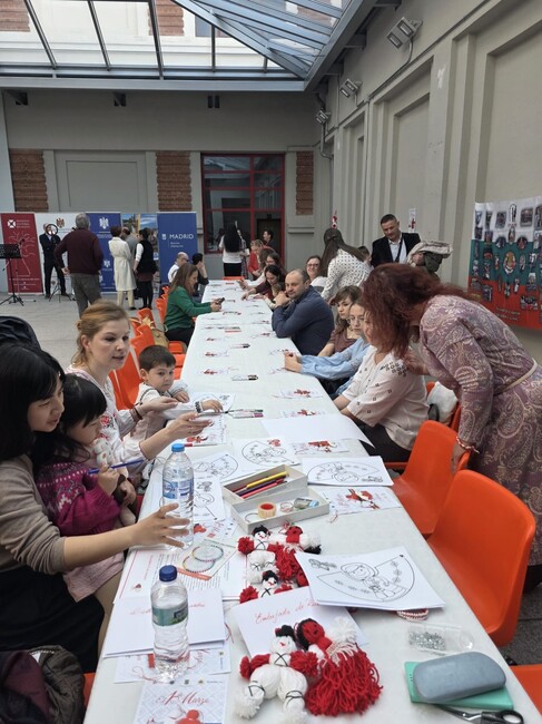 Работилница за изработване на мартеници се състоя в община Чамартин в Мадрид, Испания