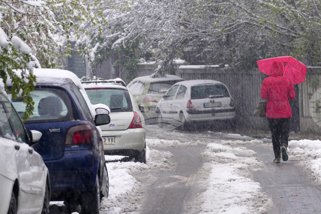 Обилни снеговалежи в Западна Сърбия