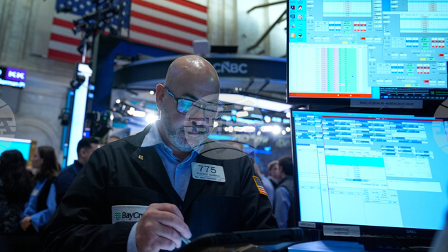 Уолстрийт отвори низходящо, след като цените на петрола скочиха до почти 100 долара заради напрежението в Близкия изток 