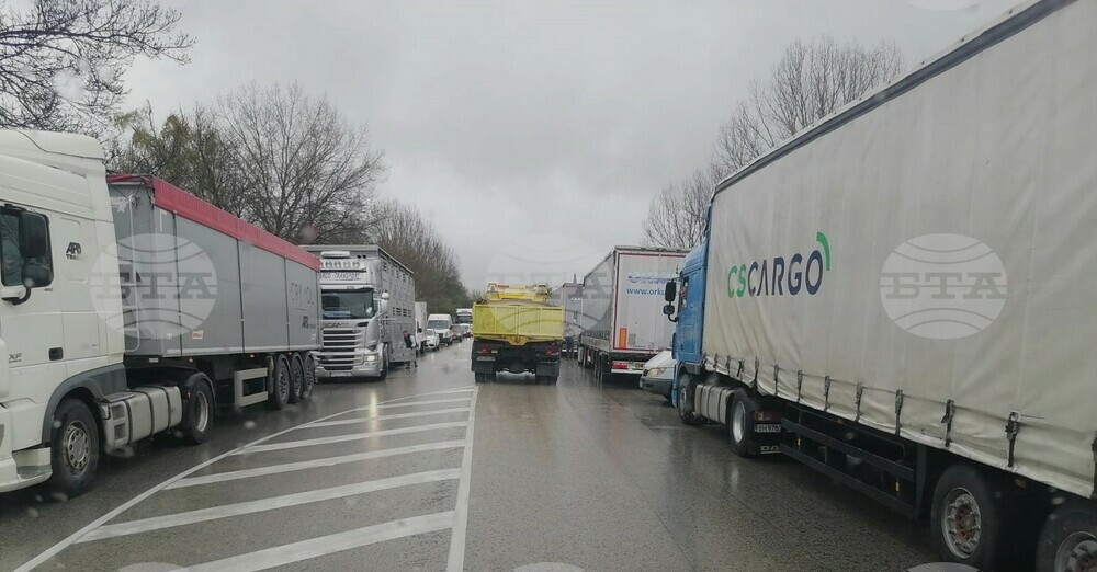 Heavy Trucks Traffic at Border Crossings with Romania, Greece