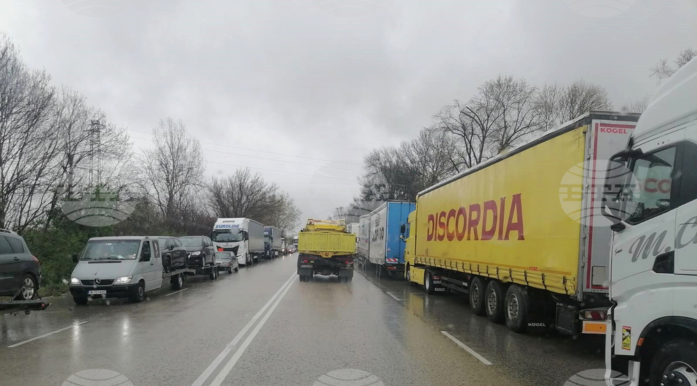 Видин - опашки от автомобили към Дунав мост 2