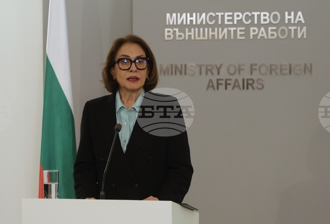  Конституционният съд е сезиран за решението кабинетът да бъде задължен да внесе проектозакон за присъединяване към Съвета за мир, каза Надежда Нейнски