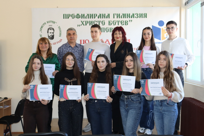 Ученици от гимназия „Христо Ботев“ в Попово получиха сертификати след участие в международна образователна мобилност