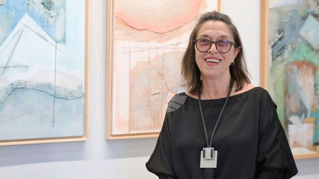 С новата си изложба Albedo Даниела Русева потапя бургаската публика в алхимия на бялото и пречистването