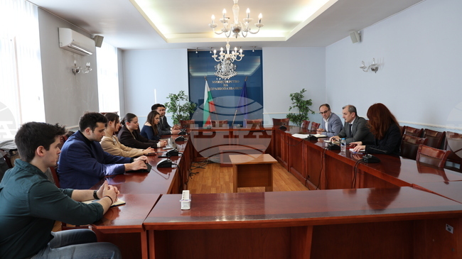 Служебният министърът на здравеопазването обсъди с млади лекари проблемите пред специализантите