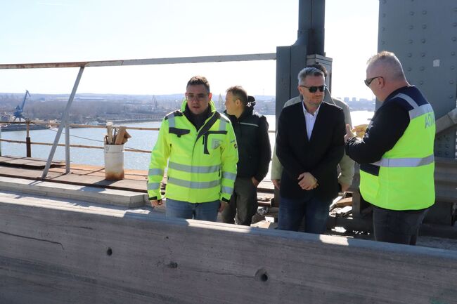 След намесата на областния управител Орлин Пенков започва спешен ремонт на асфалтовата настилка на последния участък на Дунав мост при Русе