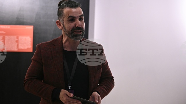 Изложбата „Изкуство и закон" показва проблемите на нашия екип в казанлъшката галерия, каза директорът й д-р Пламен Петров