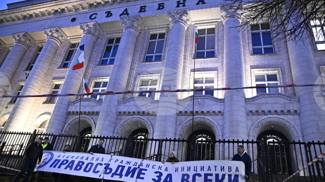 Граждани протестират в центъра на София с искане за оставката на и.ф. главен прокурор Борислав Сарафов 