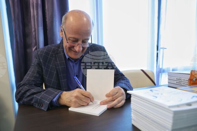 Хайри Хамдан представи "Повикът на бездната“ в Бургас и обяви работното заглавие на новия си роман за Близкия изток