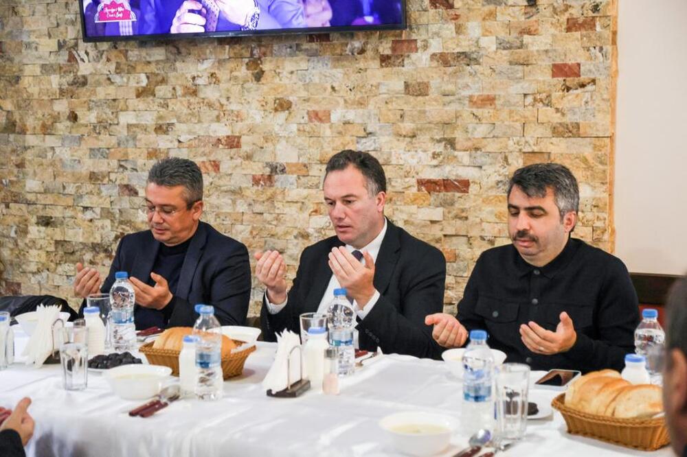 Община Джебел: Кметът на община Йълдъръм, Бурса Октай Йълмаз даде ифтар на над 100 души в Джебел