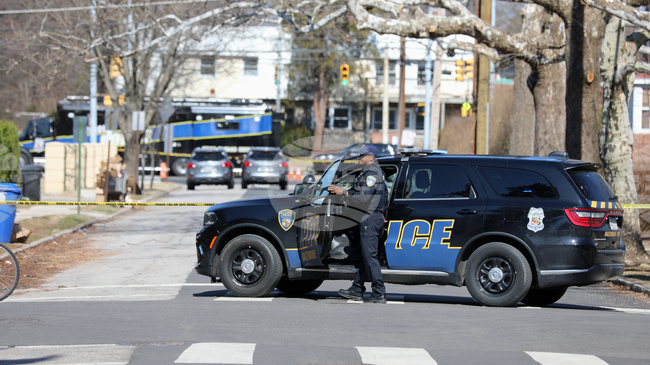 Полицай от Балтимор е ранен, а въоръжен мъж е убит при сигнал за обир по обяд 