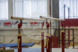 Спортна гимнастика - тренировка - уреди - успоредка