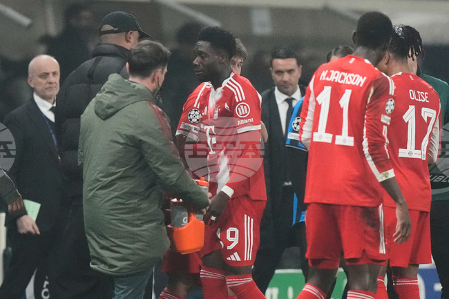 Алфонсо Дейвис от Байерн Мюнхен получи нова мускулна контузия и напусна терена в сълзи в мача срещу Аталанта