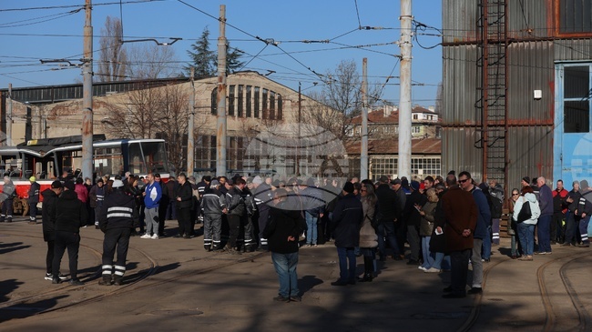 Работещи в столичния градски транспорт все още очакват представители на властта за разговор за увеличение на заплатите