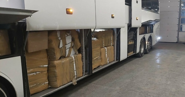 Агенция „Митници“: Митнически служители задържаха близо 15 000 контрабандни облекла и парфюми в автобус