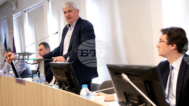 За следващите четири години трябва да има минимум по 10% увеличение на разходите за персонал в бюджета, заяви Пламен Димитров на среща с БСП