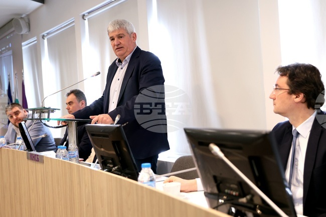 За следващите четири години трябва да има минимум по 10% увеличение на разходите за персонал в бюджета, заяви Пламен Димитров на среща с БСП