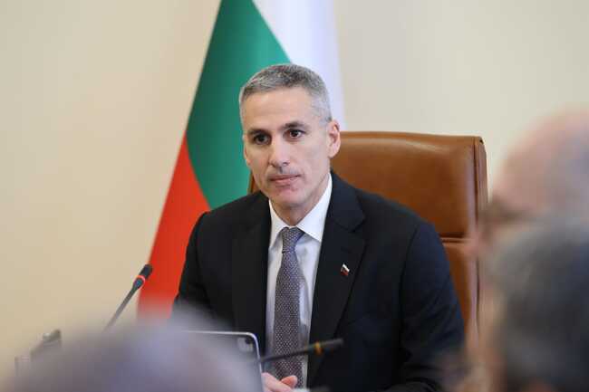 Премиерът Андрей Гюров: Няма да позволим грижата за най-уязвимите да се използва за предизборна търговия
