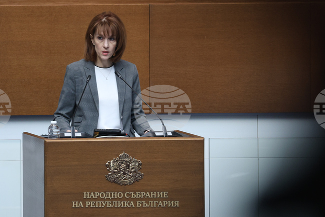 Предложението на ЦИК държавата да осигурява пломбите на машините не бе възприето, затова не се поставят от държавни служители, каза Камелия Нейкова