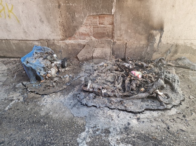 Шест пластмасови контейнера за отпадъци са изгорели в Троян, съобщиха от полицията