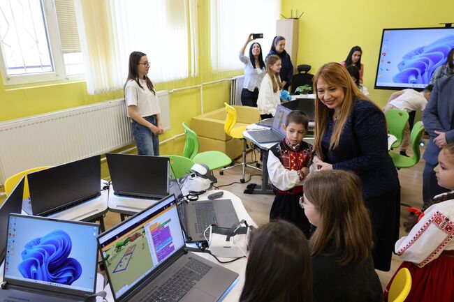 Началникът на РУО в София-град д-р Елеонора Лилова участва в откриването на STEM център в 128-о СУ „Алберт Айнщайн”