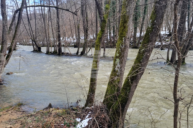 Заради излязлата от коритото река Черни Лом екипи на Агенцията за социално подпомагане са на място в село Априлово