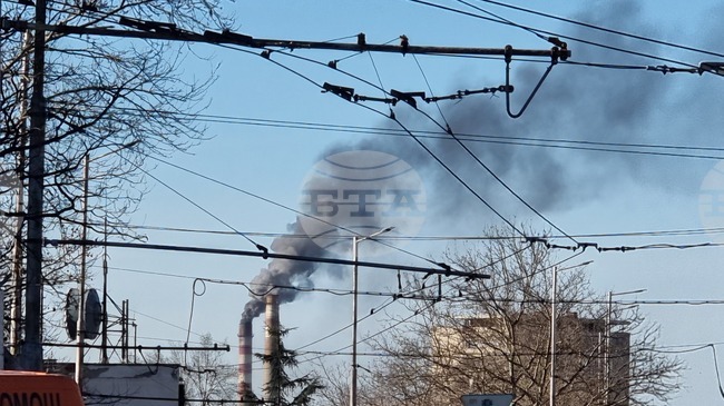 Авария на вентилатор е причината да излиза черен дим от комина на ТЕЦ-Сливен, посочиха от дружеството 