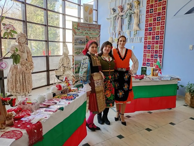 Българи от Румъния се включиха в базар на мартеницата в Музея на селото в Букурещ