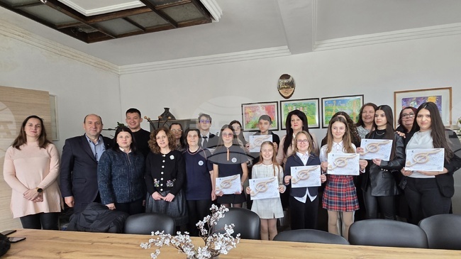 Началникът на Регионалното управление по образование в Кърджали отличи победителите от националното състезание „ Ключът на музиката“