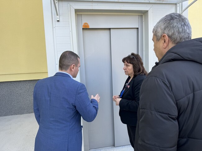  Община Русе: Нов външен асансьор осигурява достъпна среда в ОУ „Васил Априлов“ в Русе