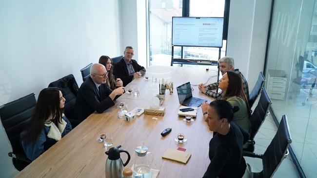 КосоваПрес: Френският посланик в Прищина похвали модерните офиси и добрите условия на труд за журналистите в КосоваПрес