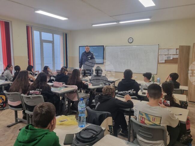 Ученици в Шумен придобиха нови знания в рамките на програмата "Детско полицейско управление"