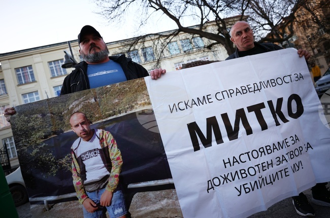 Граждани протестират пред МВР с искане за оставката на директора на полицията в Пловдив, министър Дечев прие част от протестиращите в кабинета си