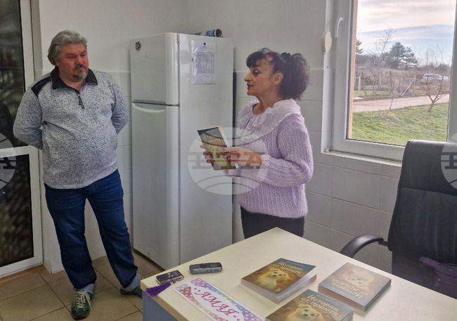 Книгата „Истории от приюта“ връща достойнството на бездомните животни, каза авторката Нели Николова, която ще се срещне с читатели в Разград