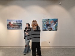 Актрисата представя изложбата „Сънища и сенки“, снимка – Даниел Димитров/ БТА 