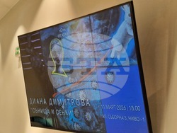 Актрисата представя изложбата „Сънища и сенки“, снимка – Даниел Димитров/ БТА 